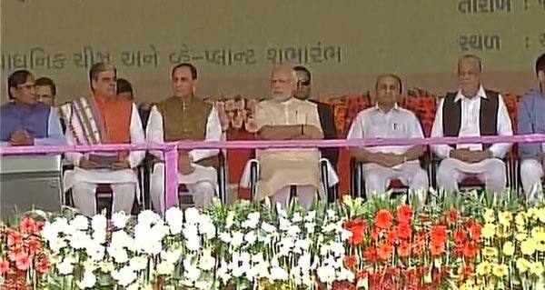  મોદી અહીં બનાસ ડેરીના ચીજ પ્લાન્ટનું રિમોટથી ઉદ્ધાટન કર્યું હતું. આ પ્રોજેક્ટમાં સાડા ત્રણ કરોડ રૂપિયાનો ખર્ચ થયો છે. મોદી અહીં દૂધની વિવિધ વેરાઇટીને પણ લોન્ચ કરશે. મોદી સાથે મુખ્યમંત્રી નીતિન પટેલ, નાયબ મુખ્યમંત્રી નીતિન પટેલ, કેન્દ્રીય મંત્રી પરષોત્તમ રૂપાલા સહિતના મહાનુભાવો ઉપસ્થિત છે.
