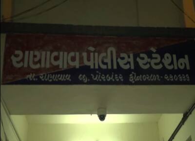 પોરબંદર: રાણાવાવમાં બે શખ્સો 25 લાખની રોકડ રકમ સાથે ઝડપાયા હતા. આ 25 લાખમાંથી 21 લાખની બે હજારની નવી નોટ મળી આવી હતી. કમીશનથી નોટ બદલી કરી આપતાં બે શખ્સો ઝડપાયા જ્યારે એક શખ્સ નાસી છુટ્યો હતો. નાસી ગયેલો શખ્સ જામજોધપુર ડીસ્ટ્રીક્ટ કોપરેટીવ બેંકનો કર્મચારી હોવાની માહિતી મળી છે.