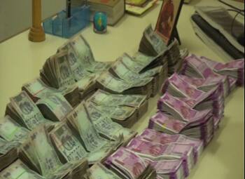 રાણાવાવ પોલીસે પેટ્રોલીંગ દરમિયાન બાતમીને આધારે ટવેરા કારનો ફિલ્મીઢબે પીછો કર્યો હતો. જેમાંથી વિરેન્દ્ર રાણસીભાઇ ધારાણી ઉર્ફે વીરો અને મયુર જયસુખભાઇ માકડિયા નામના બે શખ્સોને રૂપિયા 10, 20, 50, 100 અને નવી બે હજારના દરની કુલ 25 લાખની ચલણી નોટો સાથે ઝડપી લીધા હતા. જેમાં રોનક પટેલ નામનો શખ્સ નાસી છુટવામાં સફળ રહ્યો હતો. આ શખ્સ જામજોધપુર ડિસ્ટ્રીક્ટ કોપરેટીવ બેંકનો કર્મચારી હોવાનું પણ જાણવા મળ્યુ છે. જેને શોધવા પોલીસે તજવીજ હાથ ધરી છે.