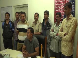 જામજોધપુરથી કારમાં નીકળેલા આ ત્રણેય શખ્સો 30 ટકાના ઉંચા કમીશનથી નોટ બદલીનું કારસ્તાન કરી રહ્યા હતા. પોલીસે જ્યારે બાતમીને આધારે આ કારને રોકવાનો પ્રયત્ન કર્યો હતો. કાર નહીં રોકાતા પોલીસે કારનો પીછો કર્યો તે દરમિયાન બેંકકર્મી કારમાંથી છલાંગ લગાવીને નાસી છૂટવામાં સફળ થયો હતો જ્યારે બે શખ્સો ઝડપાઇ ગયા હતા.