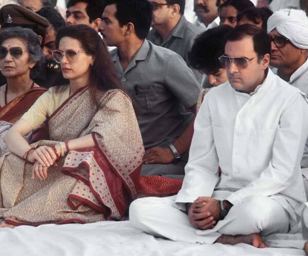 ગલ 1965 18 વર્ષના સોનિયા ગાંધી રાજીવ ગાંધીને લંડનમાં મળ્યા હતા. તે સમયે રાજીવ ગાંધી કેમ્બ્રિજ યુનિવર્સીટીમાં એંજિનીયરિંગનો અભ્યાસ કરી રહ્યા હતા. અહેવાલો મુજબ સોનિયા તે સમયે એક નાની લેંગ્વેજ કોલેજમાં ભણી રહ્યા હતા. કેમ્બ્રિજના વારસિટી રેસ્ટોરાંમાં તે વેઈટ્રેસ તરીકે કામ કરી રહ્યા હતા. જ્યાં તેઓ પહેલી વાર રાજીવ ગાંધીને મળ્યા હતા. 