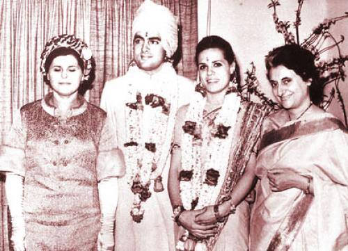 1968માં રાજીવ ગાંધીએ હિંદુ વિધીથી તેમની સાથે લગ્ન કરી સોનિયા ગાંધી નામ આપ્યુ હતું. 