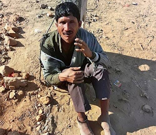 માસી અને તેના ભાણો-ભાણી નીચે પડી ગયા પછી આ આરોપીઓ આ ત્રણેયને એક મકાનમાં ખેંચી ગયા હતાં. જ્યાં ભાણીયાને મારી નાંખવાની ધમકી આપી બે યુવકોએ યુવતી પર બળાત્કાર ગુજાર્યો હતો. જોકે, દોડી આવેલા લોકોએ પથ્થરમારો કરતાં ચાર યુવકો ફરાર થઇ ગયા હતાં, જ્યારે અન્ય એક યુવક દિનેશ ભાભોર રંગેહાથ ઝડપાતાં તેને થાંભલા સાથે બાંધી દેવાયો હતો. આ ઘટનાને પગલે સમગ્ર વિસ્તારમાં ખળભળાટ મચી ગયો હતો.