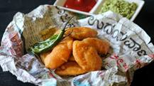 છાપાના કાગળ પર મૂકીને ભજીયા કે બીજું કંઇ પણ ખાતાં પહેલાં ચેતો, થઈ શકે છે આ ગંભીર રોગો