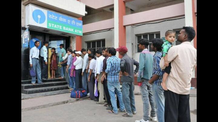 બેન્કો દ્વારા જૂની નોટ સ્વીકારવાનુ બંધ થયાના એક દિવસ પછી એટલે કે, 31 ડિસેમ્બરથી રોકડ ઉપાડ પરનો અંકુશ દુર થશે, એવી આશા રાખવામાં આવી હતી પણ એ આશા ફળે તેવી શક્યતા નથી. વડાપ્રધાન મોદીએ ડિમોનેટાઇઝેશનની જાહેરાત વખતે લોકોને 50 દિવસ મુશ્કેલી વેઠવાની અપીલ કરી હતી.