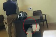 76 લાખ રૂપિયાની રોકડ સાથે પકડાઇ નવસારીની યુવતી, મીડિયાને જોતા ટેબલ નીચે છૂપાઇ ગઈ