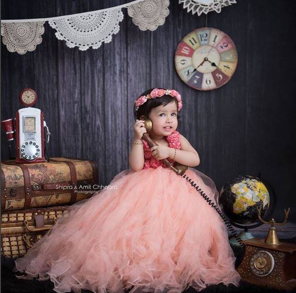 મુંબઈ: ટીમ ઈંડિયાના કેપ્ટન કૂલ એમએસ ધોનીની દિકરી ઝીવાનું ક્યુટ ફોટોશૂટ થયું હતું. જેમાં તે પ્રિન્સેસની જેમ પિંક કલરના ફ્રોકમાં ખૂબ જ સુંદર લાગી રહી છે. આ તસવીરો શીપ્રા અને અમિત છાબરા દ્વારા લેવામાં આવી છે. 