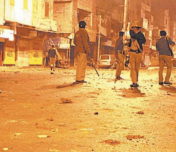 પરંતુ આ ઘટનામાં સદનસીબે કોઈને જાનહાનિ થઈ નથી. ઘટનાની જાણ થતાં ઉચ્ચ પોલીસ અધિકારીઓ ઘટના સ્થળે પહોંચ્યા હતા. સાથથે એફએસએલની ટીમ પણ ઘટના સ્થળે પહોંચી હતી. અને ફૂટેલા દેશી બોમ્બની તપાસ કરી પરીક્ષણ માટે લેવામાં આવ્યો હતો.