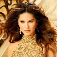 PICS: સની લિયોનીએ કિંગ ખાન માટે કર્યુ કંઈક આવું ટ્વિટ, શાહરૂખના જવાબે જીતી લીધા દિલ