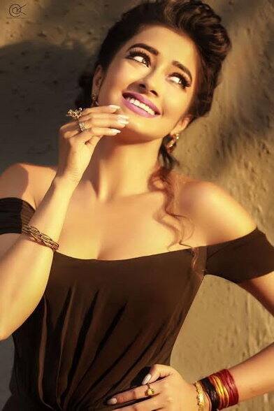 ટીનાએ કહ્યું તેણે એર હોસ્ટેસ પૂજા અને અભિષેકને બોલાવ્યા અને આ મામલે જાણ કરી, પરંતુ તેઓ મારી વાત સાંભળવા માટે તૈયાર ન હતા. તેઓ કહેવા લાગ્યા કે અમે તેની સીટ બદલી આપીએ છીએ. હુ ઈચ્છતી હતી કે તે વ્યક્તિ ને ઉતારવામા આવે, પરંતુ મને કહેવામા આવ્યું કે તો મારે પણ ફરીયાદ કરવા માટે ઉતરવું પડશે, ત્યારે મે કેપ્ટન સાથે વાત કરવાની માંગ કરી. ધણી મુશ્કેલીઓ બાદ મને તેમની સાથે વાત કરવા દેવામાં આવી, પરંતુ તેમનું વર્તન જરા પણ સારૂ ન હતું. તેમણે કહ્યું આ મામલો ટેકઓફ થયા પહેલાનો છે, જેના કારણે તે કઈ નહી કર શકે. ટેકઓફ થવા બાદ ધટના બની હોત તો તે જવાબદાર હતા.