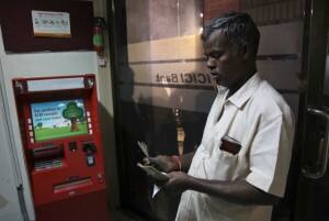 સરકારે બેંકોને કહ્યું છે કે, ગ્રાહકોને જૂની અને નવી નોટ જમા કરાવવાની યોગ્ય જાણકારી આપે. જણાવીએ કે નોટબંધી બાદ 25 કરોડ જનધન ખાતામાં ત્રિસ દિવસમાં 29 હજાર કરોડ રૂપિયા જમા થયા છે.