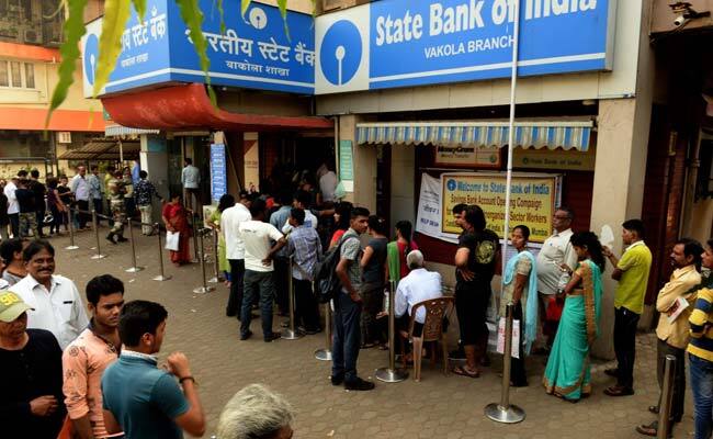 આજે તમે ATM ઉપરાંત બિગ બજાર, પેટ્રોલ પંપથી પણ સ્વાઈપ કરીને 2 હજાર રૂપિયા સુધી ઉપાડી શકો છો. જોકે મોટાભાગના એટીએમ ખાલી જ છે. ગઈકાલે એબીપી ન્યૂઝે ખાનગી બેંકોના 755 એટીએમની તપાસ કરી કરી જેમાંથી માત્ર 77માં જ રૂપિયા હતા.