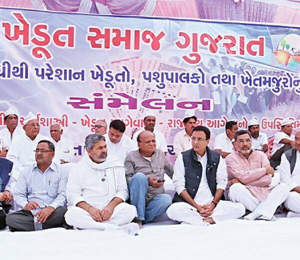 તેમણે જણાવ્યું હતું કે, કેશલેસની વાત કરતા પીએમએ ખરેખર બેંકોને, એટીએમને, ગરીબોને અને સમગ્ર દેશને કેશલેસ કરી નાખ્યા છે. તેમણે દક્ષિણ ગુજરાતના ખેડૂતોને સંબોધીને કહ્યું હતું કે, સરકાર વિદેશમાંથી આવતા ઘઉં અને ખાંડની આયાત વધાવી રહી છે. જે માટેની ડ્યુટી પણ ઘટાડી ઝીરો કરી નાખી છે. જો સરકાર વિદેશોમાંથી ખાંડ મંગાવશે તો દક્ષિણ ગુજરાતમાં ઉત્પન્ન થતી ખાંડ ક્યાં જશે. 