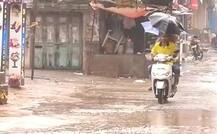 તામિલનાડુમાં \'વરદા\' વાવાઝોડાની તબાહીથી 10ના મોત, સ્કૂલ-કોલેજ અને ઓફિસ આજે પણ બંધ, જુઓ PHOTOS