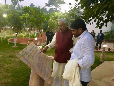 આ પહેલા ગઈકાલે નીતીશકુમારને મળવા પટણા પહોંચેલા હાર્દિકને એરપોર્ટથી લાલબત્તીવાળી ગાડીમાં મુખ્યમંત્રી આવાસે લઈ જવાયો હતો. નીતીશકુમાર અને હાર્દિકે 1 કલાક સુધી ચર્ચા કરી હતી. 17મી જાન્યુઆરીએ હાર્દિક ગુજરાતમાં પ્રવેશી શકશે. દિવસે રાજસ્થાન-ગુજરાત બોર્ડર પાસે રતનપુરમાં સભાનું આયોજન છે. હાર્દિકની સભામાં નીતિશકુમાર ખાસ હાજર રહેશે.