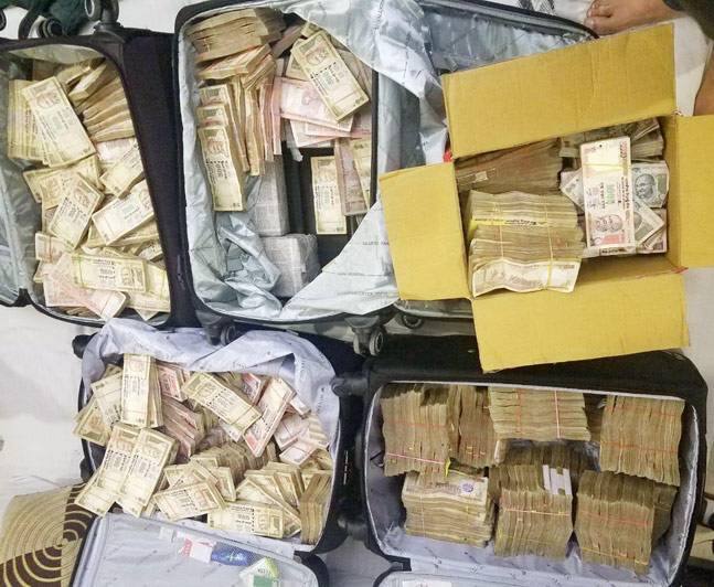 ગઈકાલે મહારાષ્ટ્રના ઠાણેમાં 1.4 કરોડ રૂપિયા, નવી મુંબઈથી 23.70 લાખ રૂપિયાની નવી નોટ, હરિયાણાના ફરીદાબાદમાં 27.30 લાખ રૂપિયાની નવી નોટ, ગુરુગ્રામમાં 7.92 લાખ રૂપિયાની નવી નોટ, મધ્ય પ્રદેશના બાલાઘાટમાં 15.40 લાખ રૂપિયાની નવી નોટ અને રાજસ્થાનના ચુરુમાં 3.67 લાખ રૂપિયાની રોકડ મળી આવી હતી.