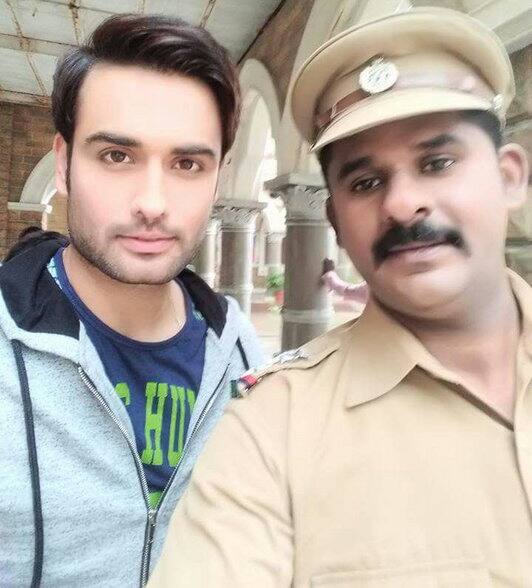 અહેવાલોનું માનીએ તો કમલેશ સંજીવની નગરમાં હતો અને તેની સાથે સાળી અંજનિ ચતુર્વેદી હાજર હતી. થોડા દિવસો પહેલા અંજનિએ તેની દિકરીના લગ્ન કરાવ્યા ત્યારે કમલેશને આમંત્રણ આપ્યું નહોતું. કમલેશ આ વાતથી દુખી હતો કે તેને લગ્નમાં કેમ ન બોલાવ્યો. આથી તેણે દારૂ પીને હોબાળો પણ કર્યો હતો.