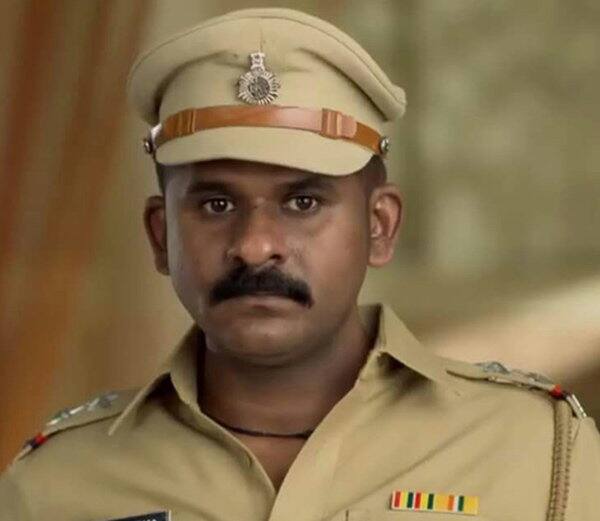 જે પછી તેણે પોતાની બંદૂક કાઢીને પોતાની છાતીમાં ગોળી ધરબી દીધી હતી. તેની પત્ની બે દિકરીઓ અને અન્ય પરિવારજનો આઘાતમાં છે અને તેમણે પોલીસ ફરિયાદ કરી હતી. જે પછી પોલીસે આવીને કમલેશને મૃત જાહેર કર્યો હતો.