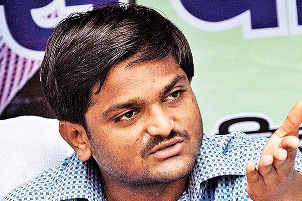 તેણે ઇંડિયન એક્સપ્રેસ સાથેની વાતચીતમાં જણાવ્યું હતું કે, આગામી 28મીએ સૌરાષ્ટ્રમાં યોજાનારા ખેડૂત સંમેલનમાં ભાગ લેવા માટે મેં અનેક બિન-કોંગ્રેસી અને બિન-ભાજપી નેતાઓને આમંત્રણ આપ્યું છે, જેમાં મુખ્યમંત્રી નીતિશ કુમાર અને મમતા બેનર્જી અને પૂર્વ વડાપ્રધાન એચ.ડી. દેવ ગૌડાનો સમાવેશ થાય છે. મને આશા છે કે, તેઓ ચોક્કસ આવશે. તેમણે અરવિંદ કેજરીવાલને આમંત્રણ ન આપ્યું હોવાનું પણ ઉમેર્યું હતું. 