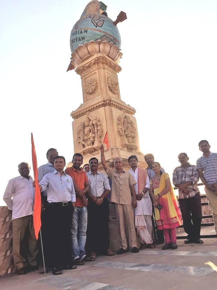 વેરાવળઃ 105 વર્ષ પહેલા 14 ડિસેમ્બરના દિવસે બ્રિટીશ કેપ્ટન રોબર્ટ સ્કોટ દ્વારા દક્ષિણ દ્રુવ સુધીનું સફળ ખેડાણ કરવામાં આવ્યું હતું જે સંદર્ભે આજે દક્ષિણ ધ્રુવના આ પ્રથમ ખેડાણ અને સોમનાથ મંદિરમાં આવેલ દક્ષિણ ધ્રુવ સુધી અબાધિત પાણી દર્શાવતા સ્તંભને યાદ કરવામાં આવ્યા હતા. આજે સોમનાથમાં દક્ષિણ ધ્રુવ સ્તંભ પર ધજા લગાડીને તેનું ખાસ સ્મરણ કરવામાં આવ્યું.