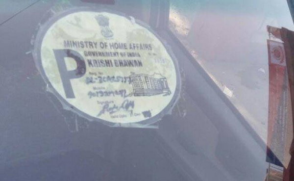 દિલ્હીમાં હોમ મિનિસ્ટ્રીનું સ્ટીકર લગાવેલી લક્ઝરીયસ કારમાં યુવતી પર બળાત્કાર