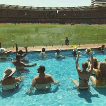 ગબ્બા ડે-નાઈટ ટેસ્ટ મેચ: સ્વિમિંગ પૂલમાં ન્હાતા-ન્હાતા ક્રિકેટ ફેંસે માણી મેચ, જુઓ તસવીરો