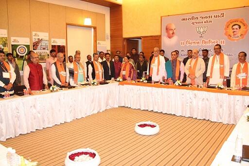 આજથી શરૂ થનારી ચિંતન શિબિરમાં ભાજપના રાષ્ટ્રીય અધ્યક્ષ અમિત શાહ , મુખ્યમંત્રી વિજય રૂપાણી, નાયબ મુખ્યમંત્રી નીતિન પટેલ, પ્રદેશ પ્રમુખ જીતુ વાઘાણી, પ્રદેશ પ્રભારી ડોક્ટર દિનેશ શર્મા સહિતના આગેવાનો ઉપસ્થિત રહ્યા છે. બે દિવસીય ચિંતન શિબિરમાં સરકાર અને સંગઠન બાબતે ચર્ચા વિચારણા થશે. આ ચિંતન શિબિર અમદાવાદ પાસે કેંસવિલ કલબમાં સવારે 10 વાગ્યેથી શરૂ થઈ છે.