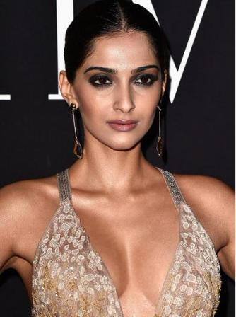  સોનમે કહ્યું કે, આ ખૂબ તકલીફદાયક છે. આપણે આ મુદ્દાઓ પર વધુમાં વધુ મૂવી બનાવવી જોઇએ. સોનમ સાથે આ ઇન્ટરવ્યૂમાં વિદ્યા બાલન, આલિયા ભટ્ટ, રાધિકા આપ્ટે અને અનુષ્કા શર્મા હતા. 