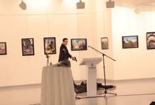 PICS: તુર્કીમાં રશિયાના રાજદૂતની ગોળી મારી કરાઈ હત્યા, લાગ્યા અલ્લાહૂ-અકબરના નારા