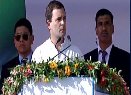 મહેસાણાઃ કોંગ્રેસના ઉપાધ્યક્ષ રાહુલ ગાંધીએ મહેસાણામાં એક રેલીને સંબોધી હતી. રાહુલ ગાંધીએ રેલીમાં પોતાના ભાષણ દરમિયાન નોટબંધીને લઇને વડાપ્રધાન મોદી પર આકરા પ્રહાર કર્યા હતા. રાહુલ ગાંધીએ કહ્યુ હતું કે, પોલીસે પાટીદારો ઉપર લાઠીઓ વીંઝી અને ગોળીબાર કર્યો હતો. તે સિવાય રાહુલ ગાંધીએ કોંગ્રેસ પાર્ટી ભારતમાંથી ભ્રષ્ટાચાર હટાવવાના પક્ષમાં છે. મોદીની સરકારે ભ્રષ્ટાચાર વિરુદ્ધ પગલાં લેશે તો કોંગ્રેસ તેમનો સાથ આપશે. મોદી સરકારે અઢી વર્ષમાં ભારતના કમજોર અને મિડલ ક્લાસ લોકો પર ત્રાસ ગુજાર્યો છે.