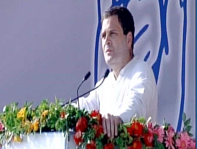 રાહુલ ગાંધીએ વડાપ્રધાન મોદી પર સહારા ગ્રુપ પાસેથી પૈસા લેવાનો આરોપ લગાવ્યો હતો. રાહુલે કહ્યુ કે સહારા પર ઇન્કમટેક્સ વિભાગ દ્ધારા રેડ મારવામાં આવી હતી જેમાં એવી નોટ મળી હતી કે છેલ્લા છ મહિનામાં નવ વખત રૂપિયા આપવામાં આવ્યા છે. 