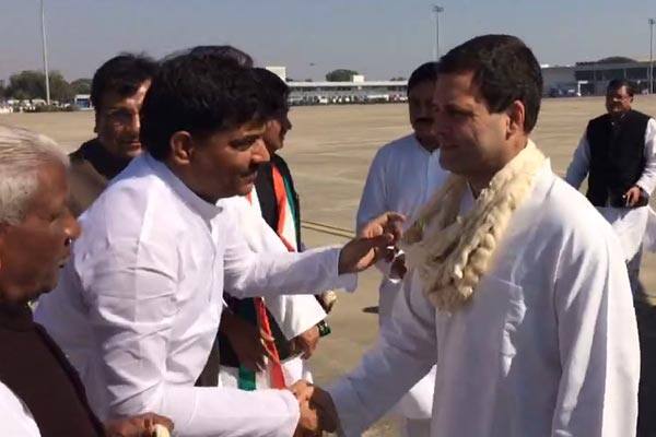 આ અગાઉ રાહુલ ગાંધીએ ઉંઝામાં ઉમિયા માતાજીના દર્શન કર્યા હતા. રાહુલ ગાંધીની ઉંઝાની મુલાકાત અનામત આંદોલનને કારણે ભાજપથી નારાજ પાટીદારોને રિઝવવાનો એક પ્રયાસ માનવામાં આવી રહ્યો છે. 