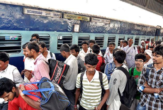 રેલવે ટૂંકમાં જ રેલવે ભાડું વધારવાની તૈયારીમાં છે પરંતુ આ વધારો સીધો નહીં થાય, ચોર દરવાજાથી થશે. રેલવે મંત્રાલયે રેલ ટેરિફ ઓથોરિટીનું પ્રારૂફ તૈયાર કરી લીધું છે. હવે આ ઓથોરિટીનું નામ રેલ ડેવલપમેન્ટ ઓથોરિટી હશે. ઓથોરીટીના ત્રણ કામ હશે. પહેલું કામ રેલવેનું ભાડું નક્કી કરવું. રેલવેના પરફોર્મન્સ સંબંધિત સ્ટાન્ડર્ડ નક્કી કરવા અને ત્રીજું અલગ અલગ સંસ્થાઓ સાથે વિવાદનો ઉકેલ લાવવો.