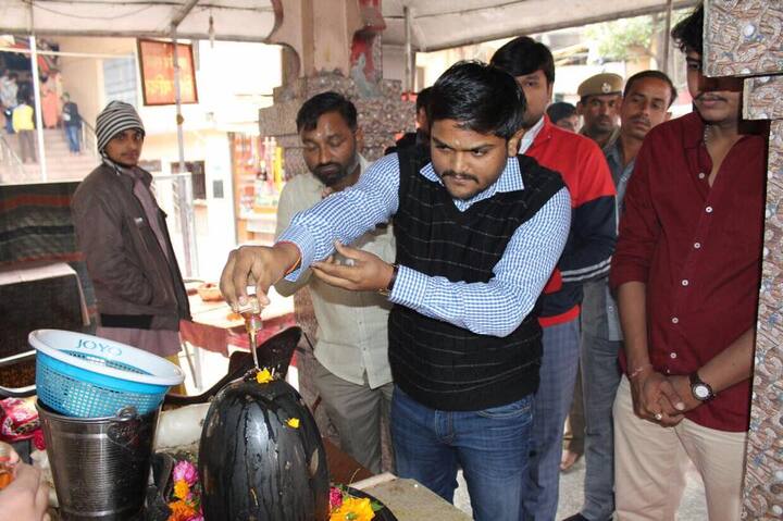 પાસની કોર કમિટીના સભ્ય વરૂણ પટેલ અને દિનેશ બાંભણિયાએ ડીજીપીને આપેલા આવેદનપત્રમાં જણાવ્યું છે કે, 1૯ દિવસ પછી પણ આરોપીઓ પકડી શકાયા નથી તેથી રેન્જ આઇજીને તપાસ સોંપવા માગણી કરવામાં આવે છે. એસપીજીના પ્રમુખ લાલજીભાઇ પટેલ દ્વારા મુખ્યમંત્રી, નાયબ મુખ્યમંત્રી, રાજય પોલીસવડા અને ગૃહરાજય મંત્રીને સંબોધીને આવેદનપત્ર આપવામાં આવ્યું હતું. જેમાં પોલીસ અને સરકારને ૭૨ કલાકનું અલ્ટીમેટમ આપ્યાનું યાદ કરાવાયું હતું અને જો આરોપીઓ નહીં પકડાય તો રાજયમાં આંદોલન શરૂ કરવામાં આવશે તેમ પણ જણાવાયું છે.