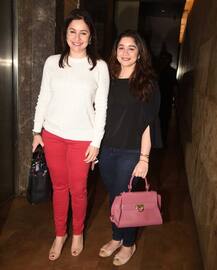 PICS: દિકરી સારા સાથે સચિને જોઈ \'દંગલ\', રિયલ લાઈફ મહાવીર પણ ચેમ્પિયન દિકરીઓ સાથે રહ્યા હાજર 