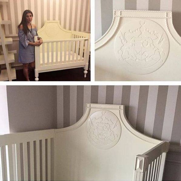 સફેદ રંગની આ સુંદર નર્સરી તૈમુર માટે તૈયાર કરવામાં આવી છે. આની ખાસ વાત એ છે કે તેના પર પટૌડી ખાનદાનનું રાજવી ચિન્હ કોતરવામાં આવ્યું છે.