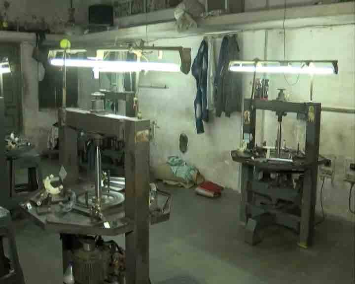 સુરતના વરાછા વિસ્તારના અજય ભાઈ વ્યવસાયે રત્નકલાકાર છે. અજયે છેલ્લા 15 વર્ષોથી હીરાનું કામ કરી રહ્યા છે, પરંતુ હવે તેમની પાસે કોઈ કામ નથી. ફેક્ટરી બંધ છે અને અજયભાઈની રોજની 600 રૂપિયાની કમાણી ઠપ્પ પડી છે. અજયભાઈ ઉપર પરિવારના 6 સભ્યોની જવાબદારી છે. આ વિશે અજયભાઈએ કહ્યું, ‘15 વર્ષથી કામ કરી રહ્યો છે પરંતુ આજ સુધી આવી પરિસ્થિતિનો સામનો કરવો પડ્યો નથી. ક્યારેક આવી પરિસ્થિતિને જોતા આત્મહત્યા કરવાનું મન થાય છે, પરંતુ હું કરી શકતો નથી.’