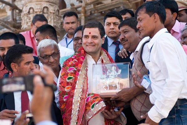 આ મેસેજ સોશિયલ મીડિયા પર ફરી રહ્યો છે. રાહુલ ગાંધી ઊંઝાથી નીકળ્યા ત્યારની તસવીરમાં દેખાય છે કે, તેમને ચાંલ્લો કરેલો છે. તેઓ ત્યાંથી સીધા મહેસાણા પહોંચ્યા હતા. 