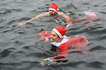 1800 મહિલાઓ અને પુરુષોએ કડકડતા ઠંડા પાણીમાં 120 મીટર સુધી તરીને કરી ક્રિસમસની ઉજવણી