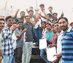 ગરીબ અને મધ્યમવર્ગના નાગરિકો માટે જે રીતે મા-વાત્સલ્ય યોજના ચાલે છે તે જ પેર્ટન મુજબ ફિક્સ પગારદારો અને તેમના પરિવારજનોને રૂપિયા બે લાખ સુધીની મર્યાદામાં ગંભીર રોગોની સારવારનો ખર્ચ મા-કર્મયોગીવ યોજના હેઠળ માફ કરવામાં આવશે.