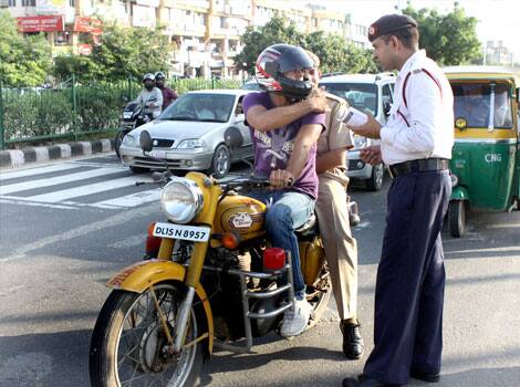 અમદાવાદ RTOનો મોટો નિર્ણય, હવે મોબાઈલમાં રાખેલું લાયસન્સ માન્ય રાખશે પોલીસ Due to lack of smartcard in Ahmedabad, digital license will now be valid અમદાવાદ RTOનો મોટો નિર્ણય, હવે મોબાઈલમાં રાખેલું લાયસન્સ માન્ય રાખશે પોલીસ