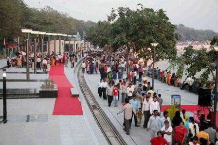 અત્યાર સુધીના કાંકરિયા કાર્નિવલમાં સરકારની યોજનાઓ અને મેસેજ આપતી પ્રસ્તુતી કરવામાં આવતી હતી. બેટી બચાવો, બેટી પઢાઓ, સ્વચ્છતા અભિયાન, પાણી બચાવો, નશાબંધી, ગુજરાતનું ગૌરવ, ટ્રાફિક અવેરનેસ જેવા પર્ફોમન્સ રજૂ થતાં હતા. તે પર્ફોમન્સ તો રજૂ થશે જ, પણ આ વખતના કાંકરિયા કાર્નિવલમાં નોટબંધી અને સર્જિકલ સ્ટ્રાઈક મુખ્ય મુ્દા રહેશે. 