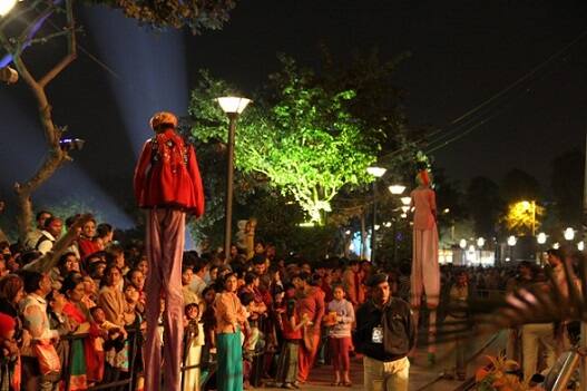 કેશલેસ પેમેન્ટથી લોકોને જાગૃત કરાશે. કાંકરિયા કાર્નિવલમાં ‘બંદે મે હૈ દમ’ નામનું નાટક ભજવાશે. તેમજ સરહદ પર સરહદ પર ફરજ બજાવતા સૈનિકોની મહત્વતા રજૂ કરતો સર્જિકલ સ્ટ્રાઈક થીમ આધારિત પર્ફોમન્સ પણ માણવા મળશે.