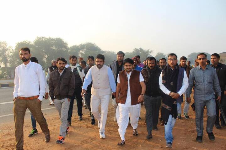 એક રિપોર્ટ પ્રમાણે હાર્દિક પટેલ દિલ્લીના મુખ્યમંત્રી અરવિંદ કેજરીવાલને મળવા માંગતો હતો પરંતુ તેને મળવા દેવામાં આવ્યો નહોતો. હાર્દિકે અગાઉ ટ્વિટ કરી જણાવ્યુ હતું કે હું જેવો એરપોર્ટ પર ઉતર્યો કે જયપુર પોલીસે મારી ધરપકડ કરી લીધી હતી. જોકે, જયપુર પોલીસે હાર્દિકના દાવાને અફવા ગણાવી હતી.