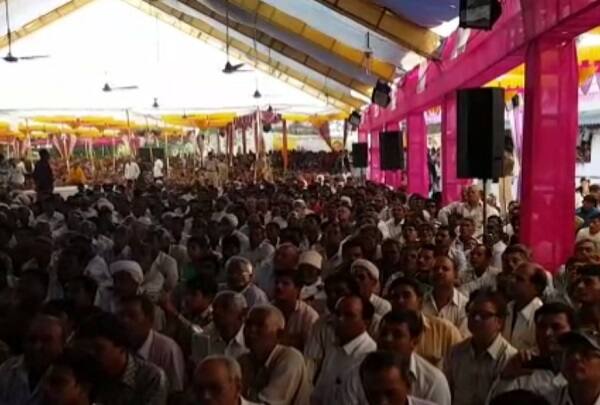 મુખ્યમંત્રી વિજય રૂપાણીએ પ્રધાનમંત્રીની નોટબંધીને યાદ કરી હતી અને કહ્યું કે પ્રધાનમંત્રીએ નોટબંધી કરી અમે દારૂ અને હુક્કાબંધી કરી છે. મુખ્યમંત્રીએ ગૌહત્યા મામલે કહ્યું કે આગામી દિવસોમાં કડક કાયદો બનાવવામાં આવશે.