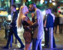 નશામાં ચૂર થઇ ક્રિસમસની ઉજવણીમાં મસ્ત બન્યા બ્રિટનના યુવક-યુવતીઓ