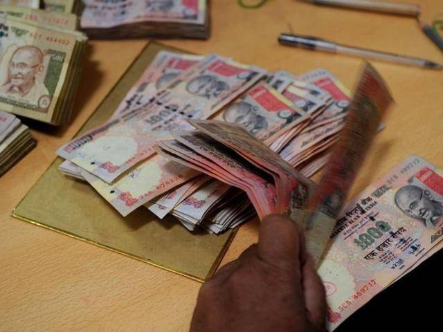 જેથી સ્થાનિક તરવૈયાને ચલણી નોટો હાથ લાગી પણ ખોદયો ડુંગરને નીકળ્યો ઉંદર જેવો ઘાટ સર્જાયો હતો. જોકે તેનો વીડિયો વાયરલ થતાં પોલીસ પણ ઘટના સ્થળે આવી પહોંચી હતી.