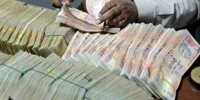 ગોધરા: નોટબંધી બાદ અનેક શહેરોમાં 500 અને 1000 રૂપિયાની જૂની નોટ મળવાની ઘટનાઓ બનતી રહે છે. ત્યારે ગોધરા શહેરના રામસાગર તળાવમાં રૂપિયા ભરેલ કોથળો પડ્યો હોવાની અફવા વહેતી થતાં લોકોના ટોળાં ઉમટી પડ્યાં હતાં.