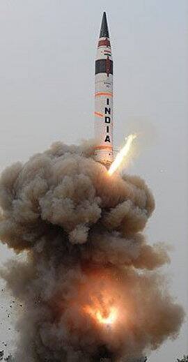 5000 કિમીની મારક ક્ષમતા ધરાવતી આ મિસાઈલ 1000 કિલોગ્રામનાં વોરહેડનું વહન કરી શકે છે. 17 મીટર લાંબી આ મિસાઈલનું વજન 50 ટન છે. તે મોર્ડન વેપન સિસ્ટમથી સજ્જ છે. જેથી તે 'ફાયર એન્ડ ફર્ગેટ' છે. તે ફાયર થયા બાદ તેના નિશાન સુધી પહોંચે છે અને દુશ્મનોની રડાર સિસ્ટમમાં સહેલાઈથી પકડાતી નથી. અગ્નિ V સરફેસ-ટુ-સરફેસ મિસાઈલ છે. મતલબ કે તેને જમીન પરથી લોન્ચ કરી શકાય અને તે જમીન પરના ટાર્ગેટને વિંધી શકે છે. વર્ષ 2013, 2014 અને 2015માં અગ્નિ V મિસાઈલનું સફળતાપૂર્વક પરીક્ષણ કરવામાં આવ્યું હતું.