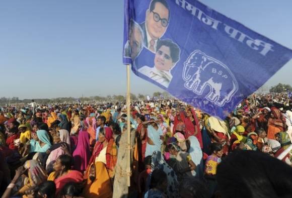 અધિકારીઓએ બસપાના ખાતામાં જમા કરાવાયેલી રકમના રેકોર્ડ્સ બતાવવા કહ્યું તો માલૂમ પડ્યું હતું કે તેમાં ૧૦૨ કરોડ રૂપિયા ૧૦૦૦ રૂપિયાની નોટમાં જમા કરાવાયા હતા, જ્યારે બાકીના ત્રણ કરોડ રૂપિયા ૫૦૦ રૂપિયાની નોટમાં જમા કરાવાયા હતા. દર બીજા દિવસે ખાતામાં ૧૫-૧૭ કરોડ રૂપિયા જમા કરાવાયા હોવાનું માલૂમ થતાં અધિકારીઓ પણ ચોંકી ગયા હતા.